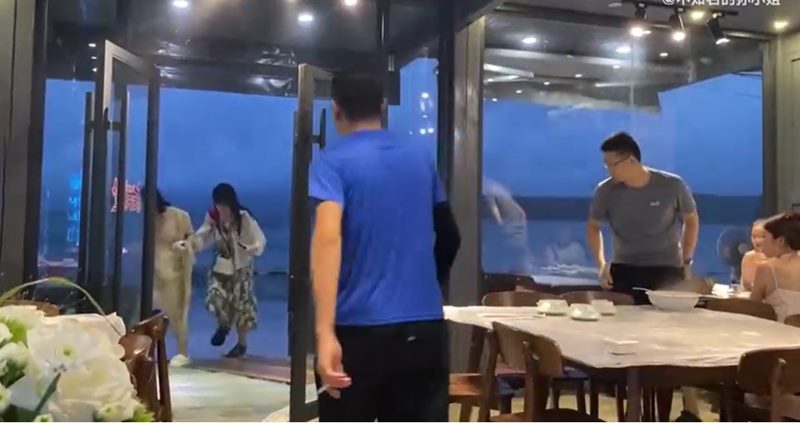 คลื่นซัดร้านอาหารริมทะเล คลื่นซัดร้านอาหารริมทะเล