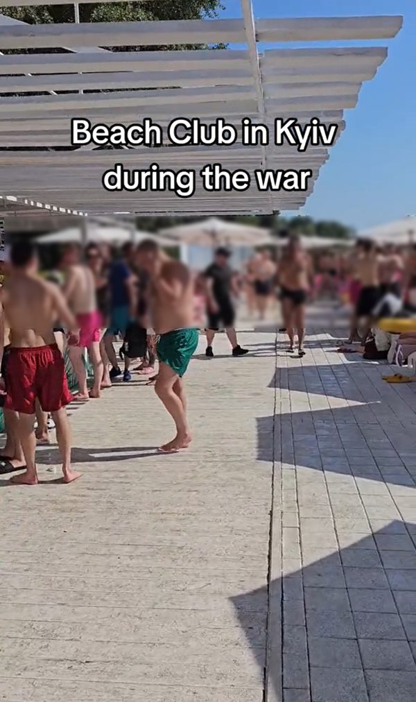 ปาร์ตี้ริมสระ ยูเครน ปาร์ตี้ริมสระ ยูเครน