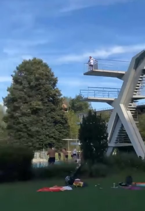 ไลฟ์การ์ดถีบคนตกสระ ไลฟ์การ์ดถีบคนตกสระ