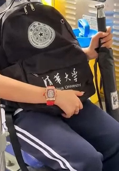 นักเรียนใส่นาฬิกาหรู นักเรียนใส่นาฬิกาหรู