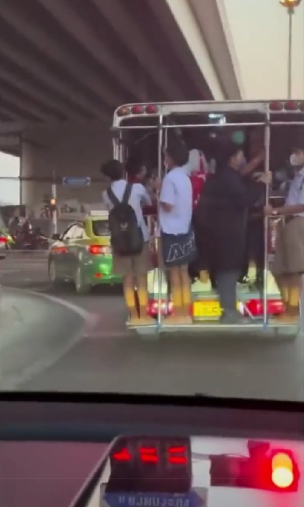 รถเทสล่าเจอรถสองแถว รถเทสล่าเจอรถสองแถว