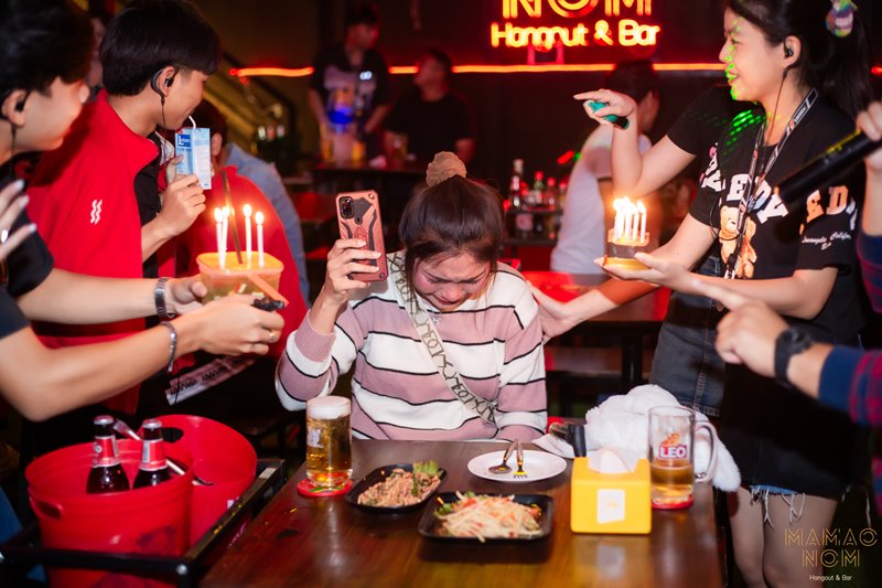 ร้านเหล้าฉลองวันเกิดให้ลูกค้า ร้านเหล้าฉลองวันเกิดให้ลูกค้า