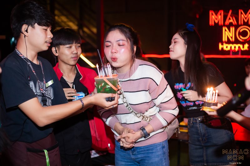 ร้านเหล้าฉลองวันเกิดให้ลูกค้า ร้านเหล้าฉลองวันเกิดให้ลูกค้า