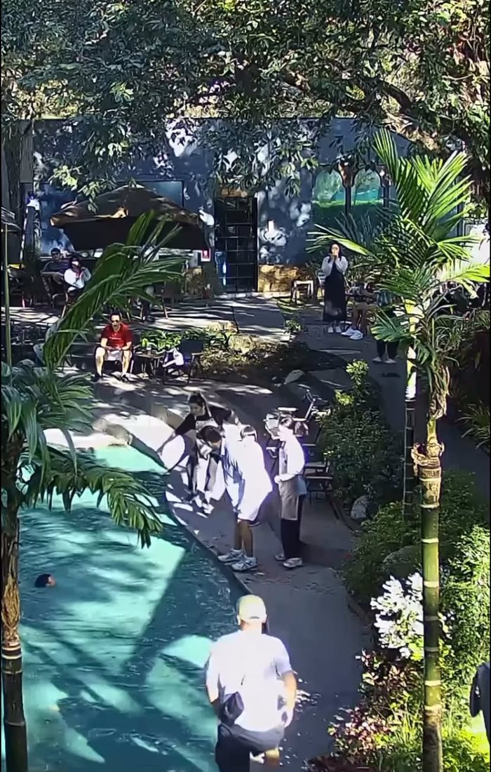 เด็กตกสระน้ำคาเฟ่ เด็กตกสระน้ำคาเฟ่