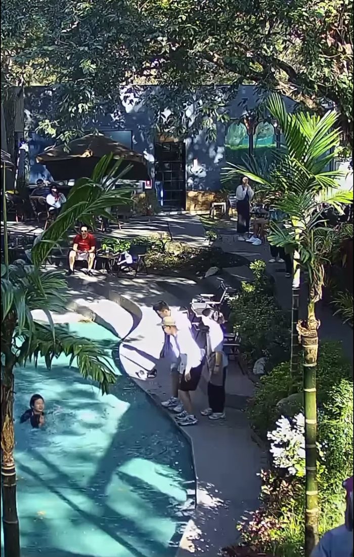 เด็กตกสระน้ำคาเฟ่ เด็กตกสระน้ำคาเฟ่