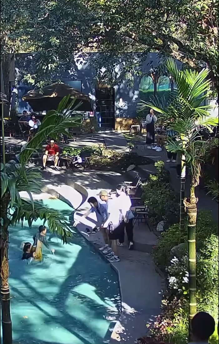 เด็กตกสระน้ำคาเฟ่ เด็กตกสระน้ำคาเฟ่