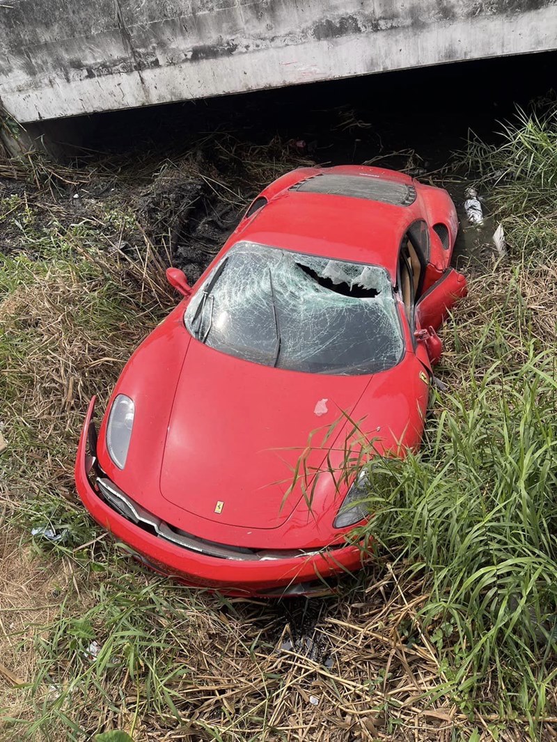 เฟอร์รารี่ตกคลอง เฟอร์รารี่ตกคลอง