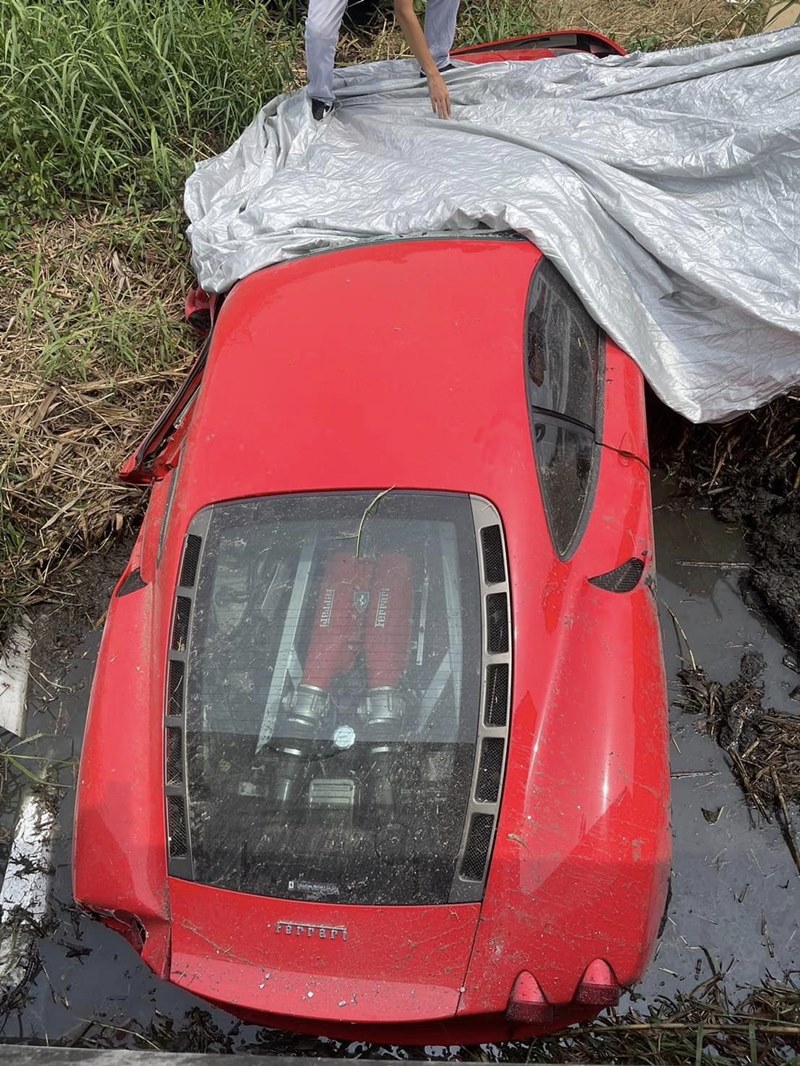 เฟอร์รารี่ตกคลอง เฟอร์รารี่ตกคลอง