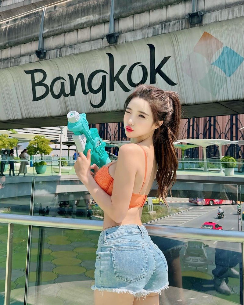 ดีเจแอมเบอร์ นา ดีเจแอมเบอร์ นา