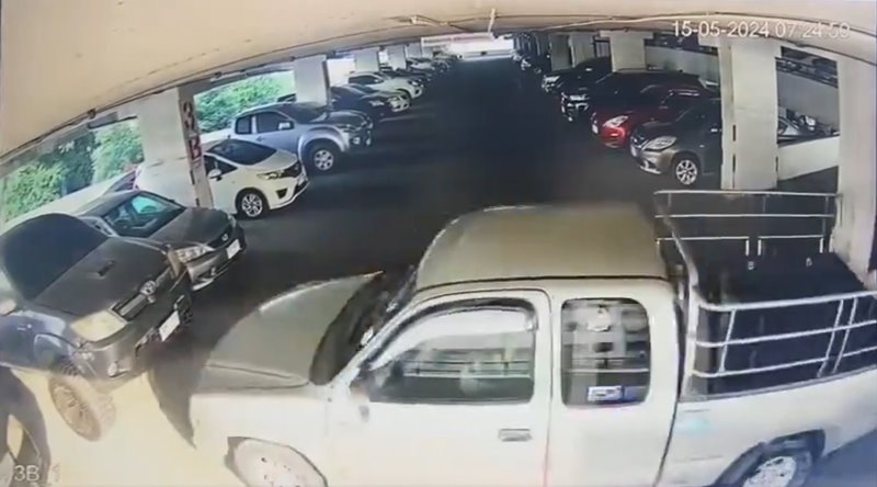 กระบะชนกระบะตกตึก กระบะชนกระบะตกตึก