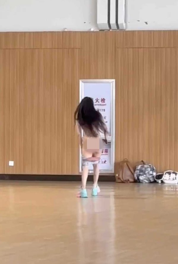 สาวแก้ผ้าเดินในวิทยาลัย สาวแก้ผ้าเดินในวิทยาลัย