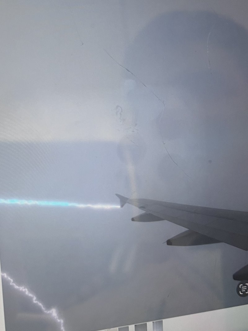 ฟ้าผ่าเครื่องบิน ฟ้าผ่าเครื่องบิน