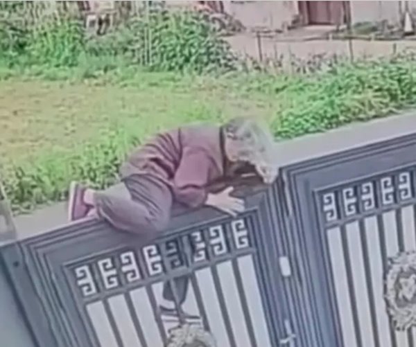 คนแก่ปีนรั้วหนีบ้านพักคนชรา คนแก่ปีนรั้วหนีบ้านพักคนชรา