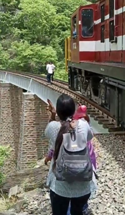 โดดสะพานหนีรถไฟ โดดสะพานหนีรถไฟ