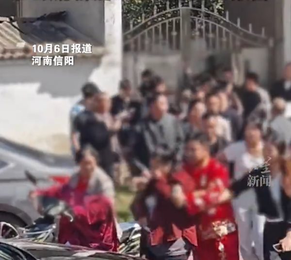 ชายนอนขวางรถแต่งงาน รู้เหตุผลทำคนเดือด เจ้าสาวโกรธจนจะโดดดาดฟ้า ชายนอนขวางรถแต่งงาน รู้เหตุผลทำคนเดือด เจ้าสาวโกรธจนจะโดดดาดฟ้า