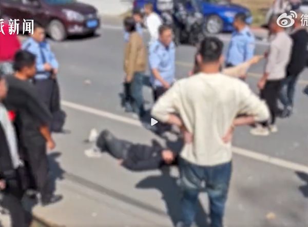 ชายนอนขวางรถแต่งงาน รู้เหตุผลทำคนเดือด เจ้าสาวโกรธจนจะโดดดาดฟ้า ชายนอนขวางรถแต่งงาน รู้เหตุผลทำคนเดือด เจ้าสาวโกรธจนจะโดดดาดฟ้า