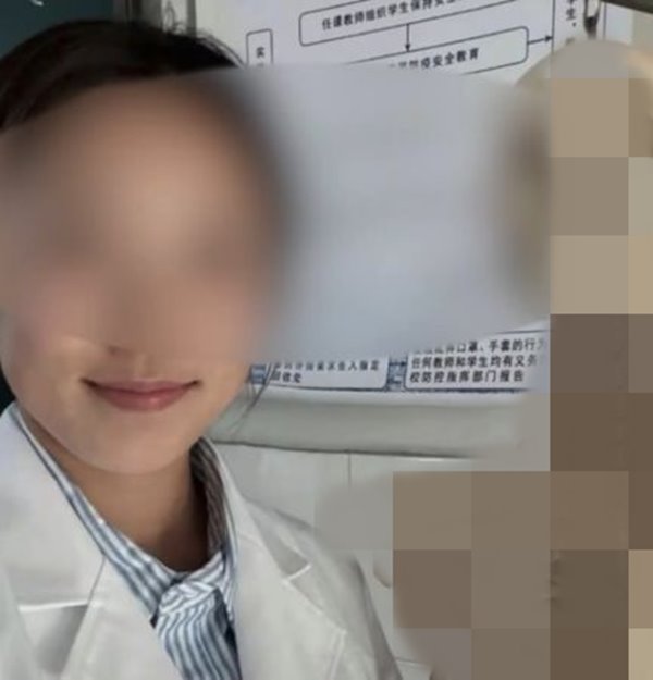 นศ.แพทย์ เซลฟี่กับกะโหลกอาจารย์ใหญ่ ผิดจรรยาบรรณหรือเปล่า นศ.แพทย์ เซลฟี่กับกะโหลกอาจารย์ใหญ่ ผิดจรรยาบรรณหรือเปล่า