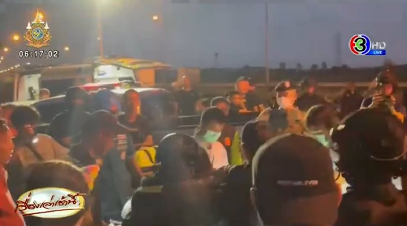 เมียอดีตนักมวยเอาปืนจี้ตำรวจ พาหนีไปไกลถึงนครนายก เมียอดีตนักมวยเอาปืนจี้ตำรวจ พาหนีไปไกลถึงนครนายก