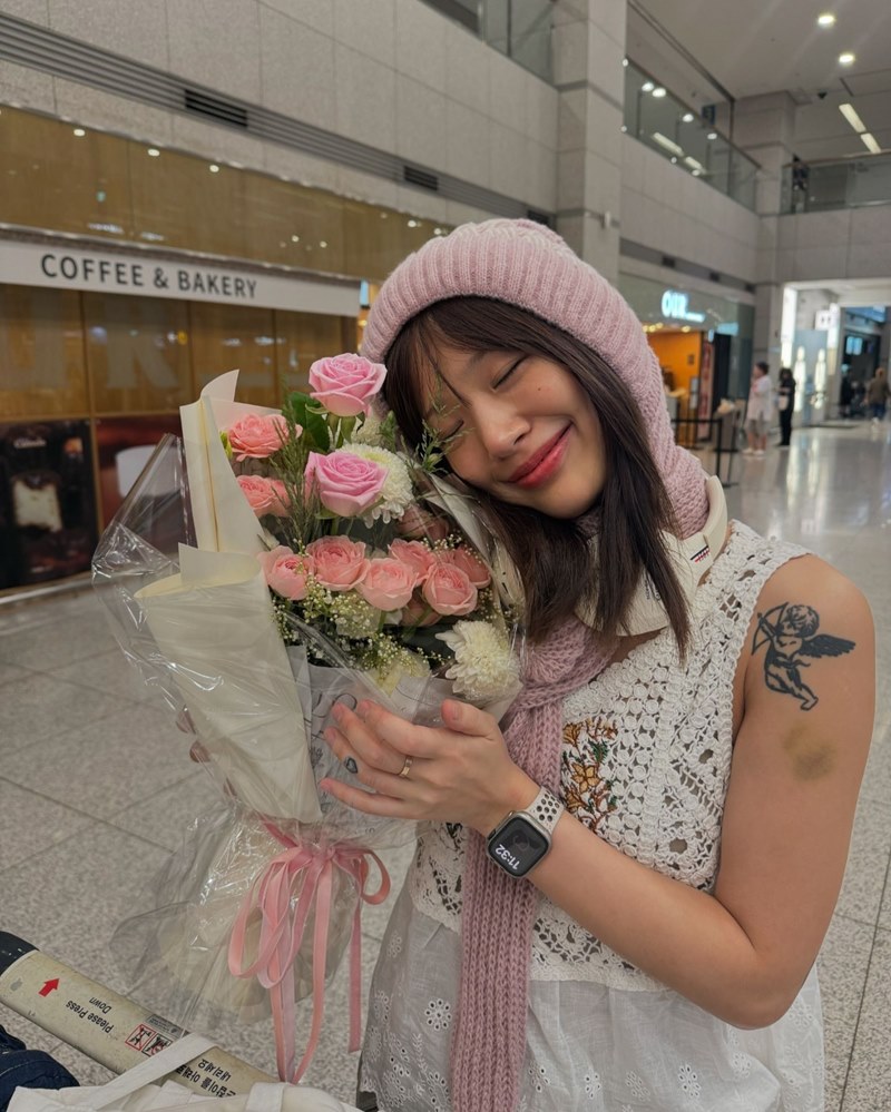 ร้องสอบ กามิน ผิด ม.112 เพราะจับมือแฟนคลับที่นั่งกับพื้น ร้องสอบ กามิน ผิด ม.112 เพราะจับมือแฟนคลับที่นั่งกับพื้น