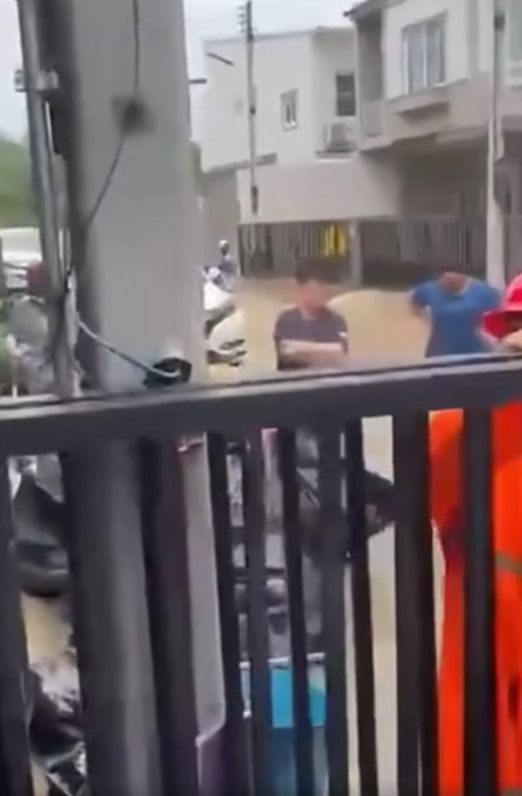 ดร.เม่น ม.หาดใหญ่ ถูกไฟดูดเสียชีวิต เหตุเปิดประตูบ้านตอนน้ำท่วม ดร.เม่น ม.หาดใหญ่ ถูกไฟดูดเสียชีวิต เหตุเปิดประตูบ้านตอนน้ำท่วม