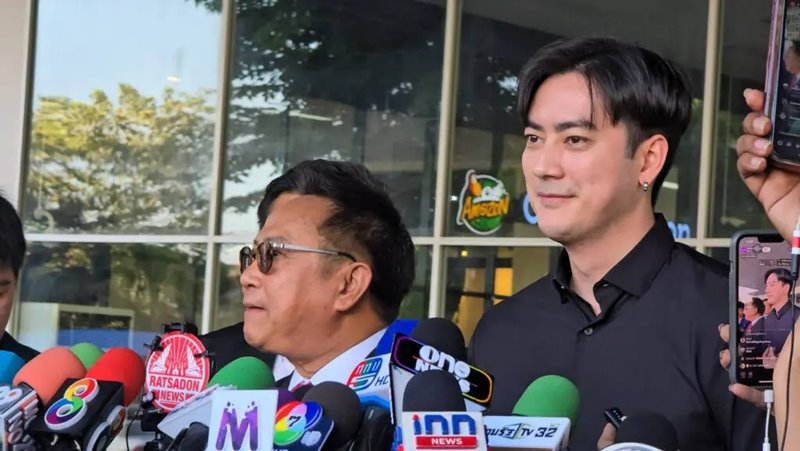 ฟิล์ม รัฐภูมิ ยิ้มสู้ พบตำรวจปมคลิปรีด 20 ล้าน ดิไอคอน ฟิล์ม รัฐภูมิ ยิ้มสู้ พบตำรวจปมคลิปรีด 20 ล้าน ดิไอคอน