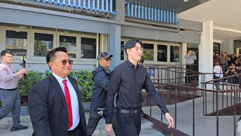 ฟิล์ม รัฐภูมิ ยิ้มสู้ พบตำรวจปมคลิปรีด 20 ล้าน ดิไอคอน ฟิล์ม รัฐภูมิ ยิ้มสู้ พบตำรวจปมคลิปรีด 20 ล้าน ดิไอคอน