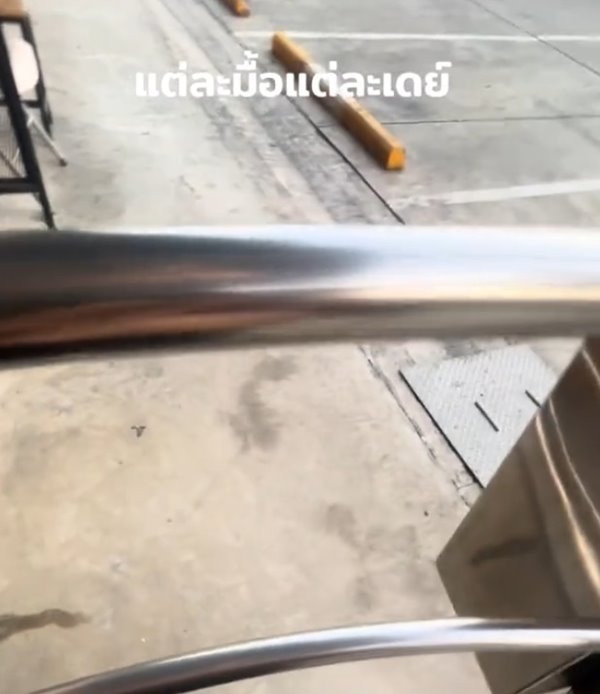 สาวจะเข้าห้องน้ำสาธารณะ แต่ติดประตูหมุน โดนล็อกไว้ เข้าไม่ได้ ถอยก็ไม่ได้ สาวจะเข้าห้องน้ำสาธารณะ แต่ติดประตูหมุน โดนล็อกไว้ เข้าไม่ได้ ถอยก็ไม่ได้