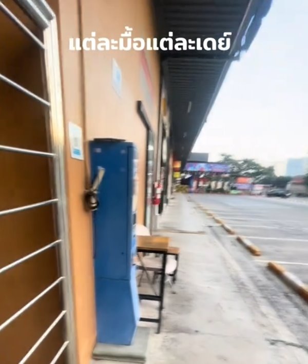 สาวจะเข้าห้องน้ำสาธารณะ แต่ติดประตูหมุน โดนล็อกไว้ เข้าไม่ได้ ถอยก็ไม่ได้ สาวจะเข้าห้องน้ำสาธารณะ แต่ติดประตูหมุน โดนล็อกไว้ เข้าไม่ได้ ถอยก็ไม่ได้