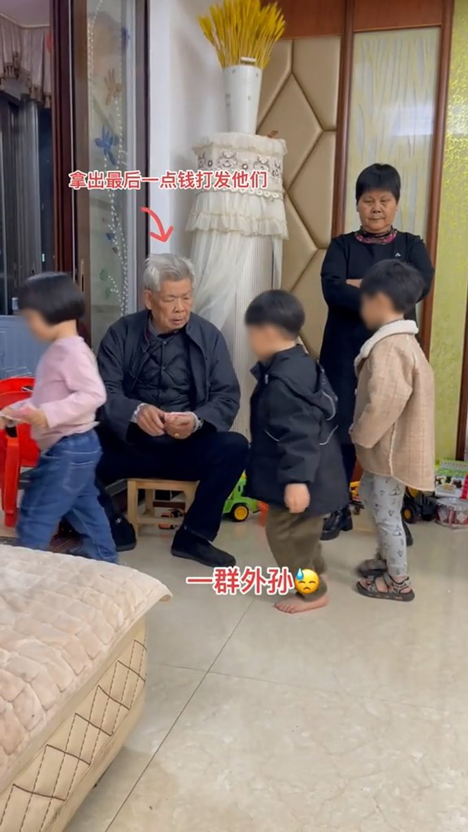 ตรุษจีนกลายเป็นฝันร้ายของอากง เมื่อลูกพาหลานกลับมาเยี่ยมเต็มบ้าน ตรุษจีนกลายเป็นฝันร้ายของอากง เมื่อลูกพาหลานกลับมาเยี่ยมเต็มบ้าน