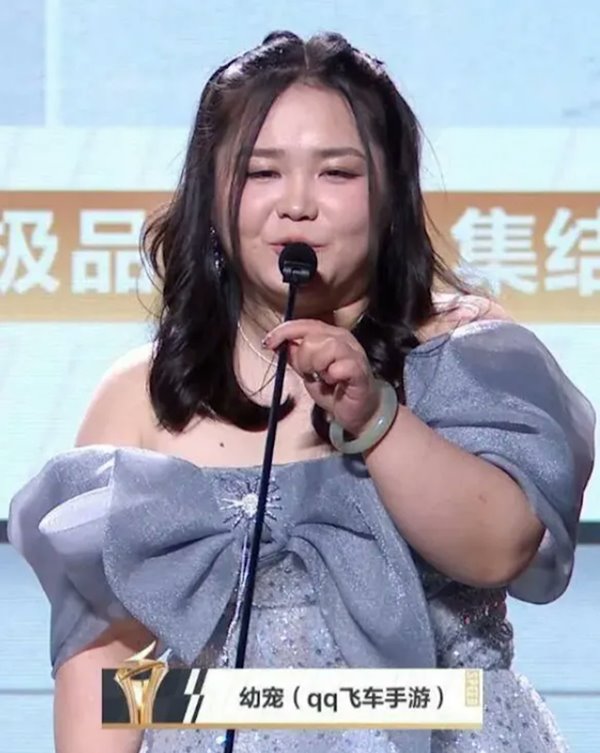 สตรีมเมอร์สาวสวยขึ้นรับรางวัล แฟน ๆ ช็อกตัวจริง ไม่ตรงปก สตรีมเมอร์สาวสวยขึ้นรับรางวัล แฟน ๆ ช็อกตัวจริง ไม่ตรงปก