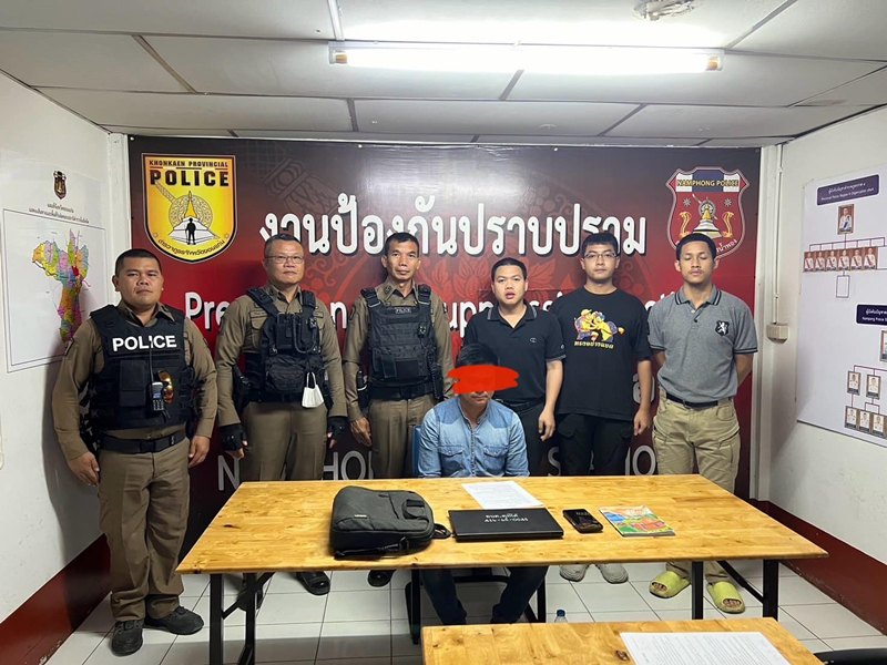 ตะครุบ ผอ. คาห้องน้ำ แอบถ่ายตำรวจยืนฉี่ เอาไปลงกลุ่มลับ ตะครุบ ผอ. คาห้องน้ำ แอบถ่ายตำรวจยืนฉี่ เอาไปลงกลุ่มลับ