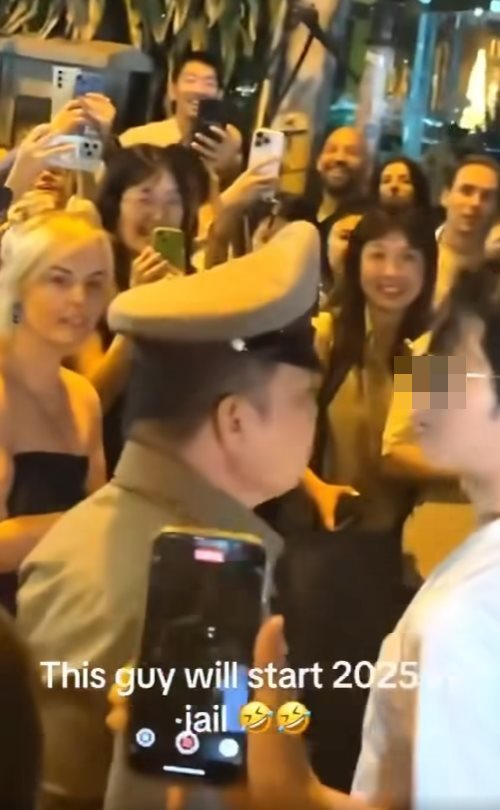 คลิปนักท่องเที่ยวกระชากคอเสื้อตำรวจงานปีใหม่ คลิปนักท่องเที่ยวกระชากคอเสื้อตำรวจงานปีใหม่