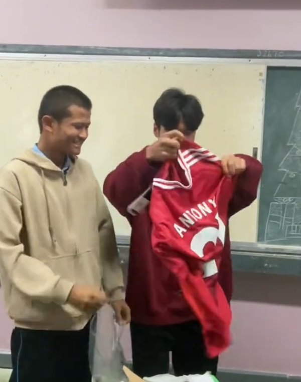 คลิปจับสลากของขวัญที่กลายเป็นไวรัล ได้ของเพื่อนที่ไปซื้อด้วยกันเฉย คลิปจับสลากของขวัญที่กลายเป็นไวรัล ได้ของเพื่อนที่ไปซื้อด้วยกันเฉย