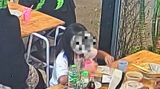 ร้านก๋วยเตี๋ยวดัง ลูกค้าท้วงเจอเส้นผมในชาม เปิดกล้องวงจรปิดที่แท้โอละพ่อ ร้านก๋วยเตี๋ยวดัง ลูกค้าท้วงเจอเส้นผมในชาม เปิดกล้องวงจรปิดที่แท้โอละพ่อ