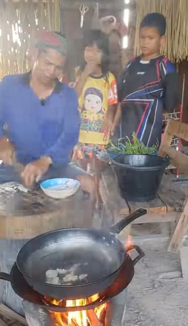 เซฟ กระทะฮ้าง อินฟลูเอนเซอร์เผยรายได้จากคลิปคอนเทนต์ทำอาหารบ้าน ๆ เซฟ กระทะฮ้าง อินฟลูเอนเซอร์เผยรายได้จากคลิปคอนเทนต์ทำอาหารบ้าน ๆ