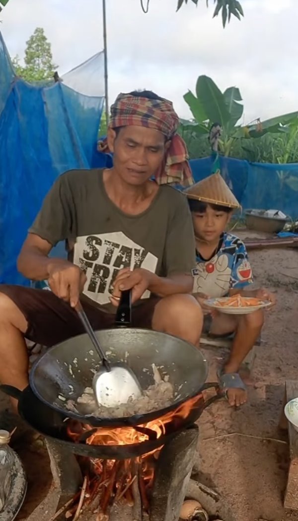 เซฟ กระทะฮ้าง อินฟลูเอนเซอร์เผยรายได้จากคลิปคอนเทนต์ทำอาหารบ้าน ๆ เซฟ กระทะฮ้าง อินฟลูเอนเซอร์เผยรายได้จากคลิปคอนเทนต์ทำอาหารบ้าน ๆ