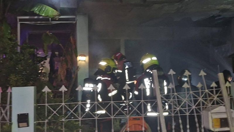 ไฟไหม้บ้านอาจารย์ ม.ดัง ภรรยาหนีไม่ทัน ดับสลด ไฟไหม้บ้านอาจารย์ ม.ดัง ภรรยาหนีไม่ทัน ดับสลด