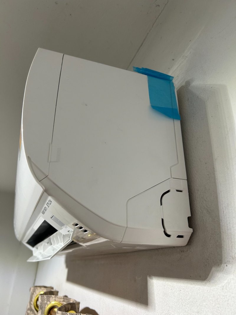 สติ๊กเกอร์สีฟ้า ติดอยู่ข้างแอร์ตัวใหม่ คืออะไร แกะออกได้ไหม สติ๊กเกอร์สีฟ้า ติดอยู่ข้างแอร์ตัวใหม่ คืออะไร แกะออกได้ไหม