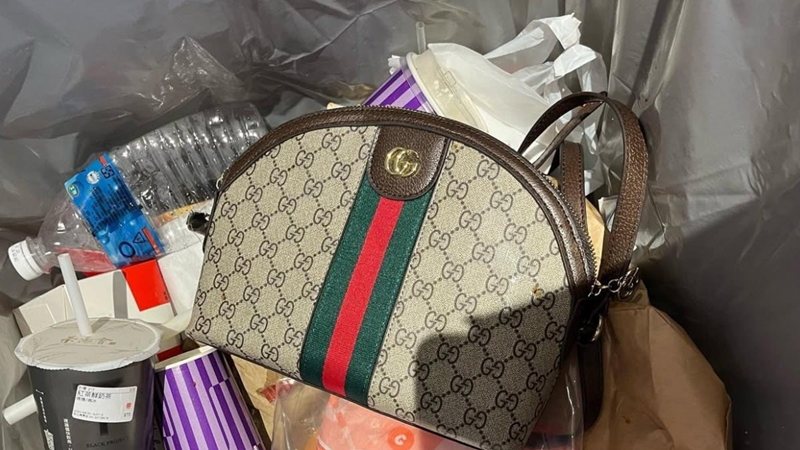 เจอกระเป๋าแบรนด์เนมในถังขยะ เหมือนของขวัญวาเลนไทน์ถูกทิ้ง เจอกระเป๋าแบรนด์เนมในถังขยะ เหมือนของขวัญวาเลนไทน์ถูกทิ้ง