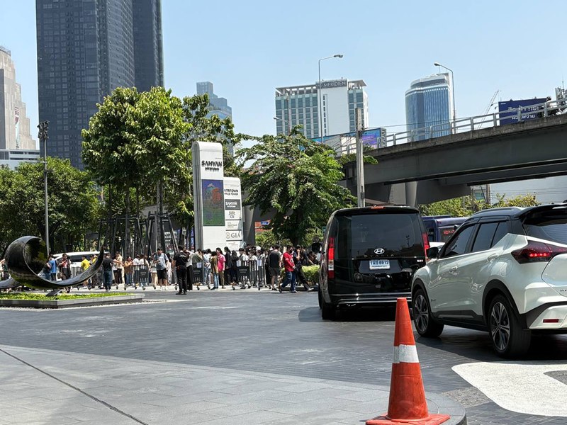 แผ่นดินไหวกรุงเทพฯ บ้านโยก คนแห่ออกนอกอาคารระทึก แผ่นดินไหวกรุงเทพฯ บ้านโยก คนแห่ออกนอกอาคารระทึก