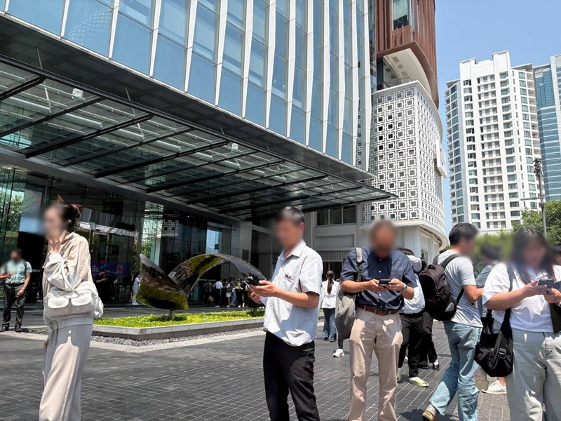 แผ่นดินไหวกรุงเทพฯ บ้านโยก คนแห่ออกนอกอาคารระทึก แผ่นดินไหวกรุงเทพฯ บ้านโยก คนแห่ออกนอกอาคารระทึก