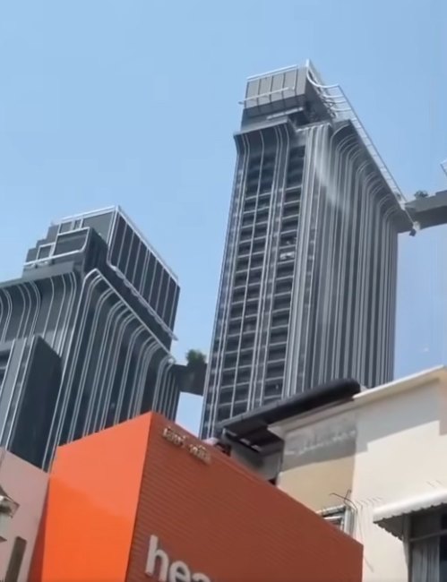 เปิดภาพคอนโดทองหล่อ แผ่นดินไหวซัดจนทางเชื่อมตรงกลางแยกจากกัน เปิดภาพคอนโดทองหล่อ แผ่นดินไหวซัดจนทางเชื่อมตรงกลางแยกจากกัน