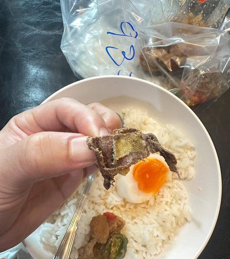 สั่งอาหารผ่านไรเดอร์ เจอเนื้อปลาทอดทั้งที่ไม่ได้สั่ง พอรู้ความจริงแล้วอี๋มาก สั่งอาหารผ่านไรเดอร์ เจอเนื้อปลาทอดทั้งที่ไม่ได้สั่ง พอรู้ความจริงแล้วอี๋มาก