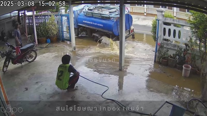 นาทีช็อก รถสูบส้วมล้อตกท่อ สิ่งปฏิกูลพุ่งทะลักกองเต็มหน้าบ้าน นาทีช็อก รถสูบส้วมล้อตกท่อ สิ่งปฏิกูลพุ่งทะลักกองเต็มหน้าบ้าน