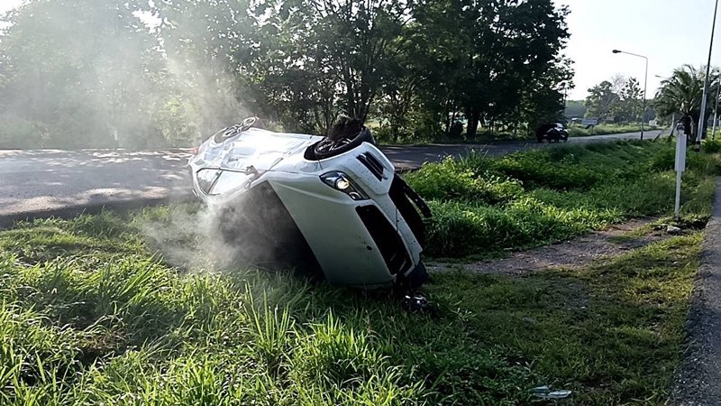 ดา ชฎาพร นักแสดงดัง รถคว่ำตกร่องกลางถนน ได้รับบาดเจ็บ ดา ชฎาพร นักแสดงดัง รถคว่ำตกร่องกลางถนน ได้รับบาดเจ็บ