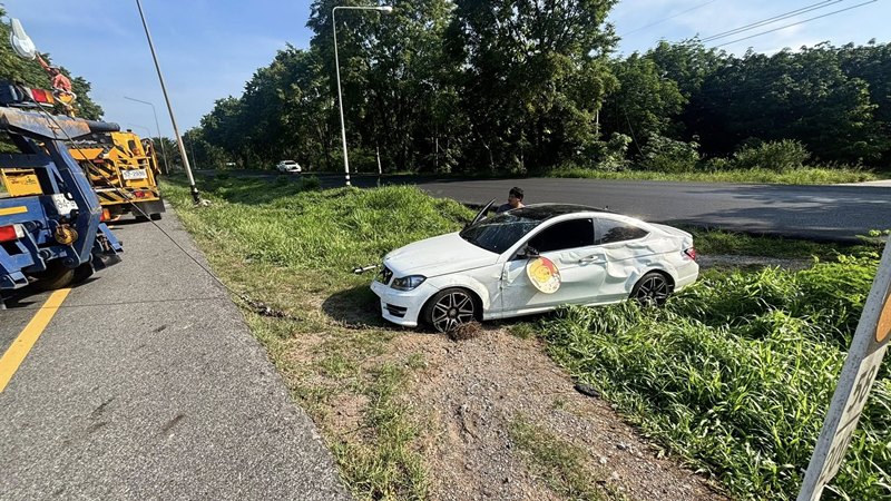 ดา ชฎาพร นักแสดงดัง รถคว่ำตกร่องกลางถนน ได้รับบาดเจ็บ ดา ชฎาพร นักแสดงดัง รถคว่ำตกร่องกลางถนน ได้รับบาดเจ็บ