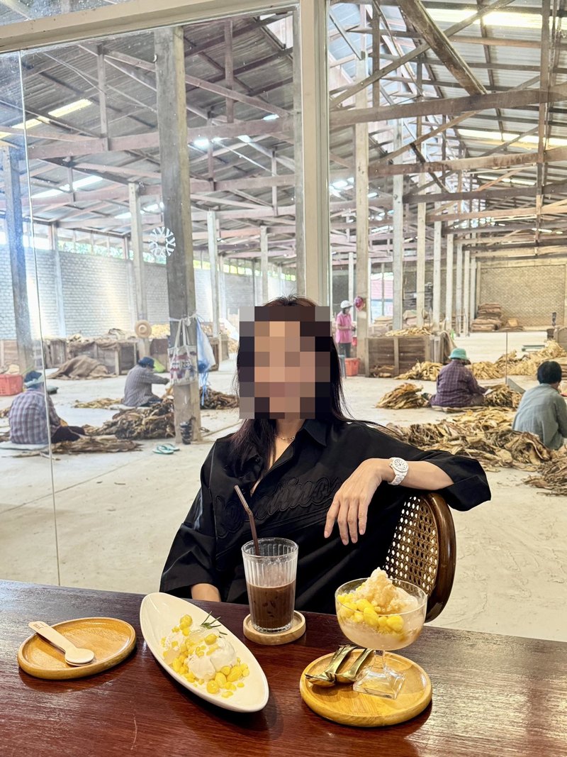 ทัวร์ลง ดร. นั่งคาเฟ่ฉากหลังคนงานคัดใบยาสูบ Human Zoo ไหม ทัวร์ลง ดร. นั่งคาเฟ่ฉากหลังคนงานคัดใบยาสูบ Human Zoo ไหม