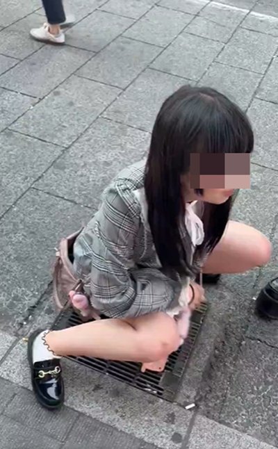 เสื่อม สาวถกกระโปรงฉี่บนท่อ หัวเราะคิกคัก ทำคนญี่ปุ่นถกเดือด เสื่อม สาวถกกระโปรงฉี่บนท่อ หัวเราะคิกคัก ทำคนญี่ปุ่นถกเดือด