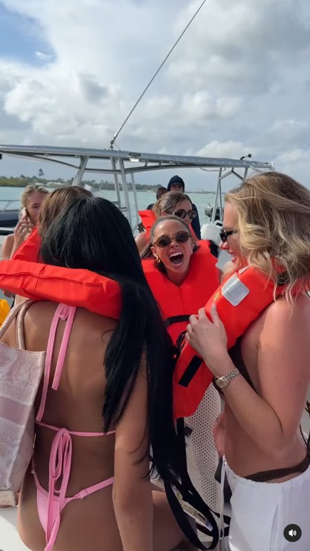 แก๊งสาวบิกินี่หนีวุ่น เหตุเรือ 147 ล้าน ล่ม จากปาร์ตี้สู่หายนะ แก๊งสาวบิกินี่หนีวุ่น เหตุเรือ 147 ล้าน ล่ม จากปาร์ตี้สู่หายนะ