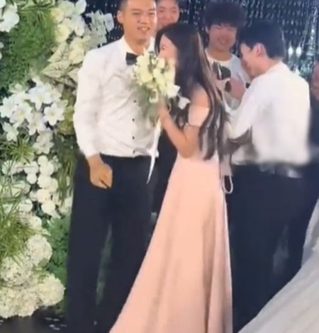 เพื่อนเจ้าบ่าวคว้าช่อดอกไม้ขอเพื่อนเจ้าสาวแต่งงาน แต่ไม่ใช่แฟนตัวเอง เพื่อนเจ้าบ่าวคว้าช่อดอกไม้ขอเพื่อนเจ้าสาวแต่งงาน แต่ไม่ใช่แฟนตัวเอง